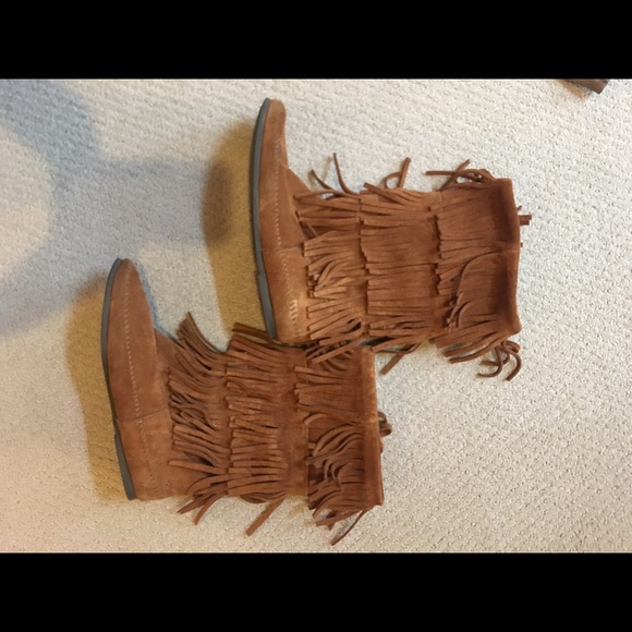 Minnetonka Shoes - Minnetonka tiered fringe boots